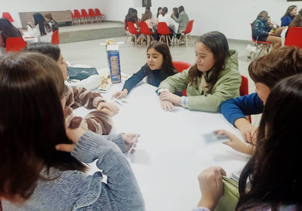 Los jóvenes y pequeños disfrutan en el Espacio Joven