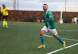 Pinto celebra el segundo tanto de los valverdeños