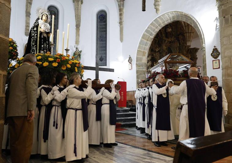 El Santo Entierro fue dentro de la parroquia