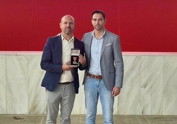 Antonio Bravo y Manuel Borrego con la medalla de oro concedida a Protección Civil de Valverde