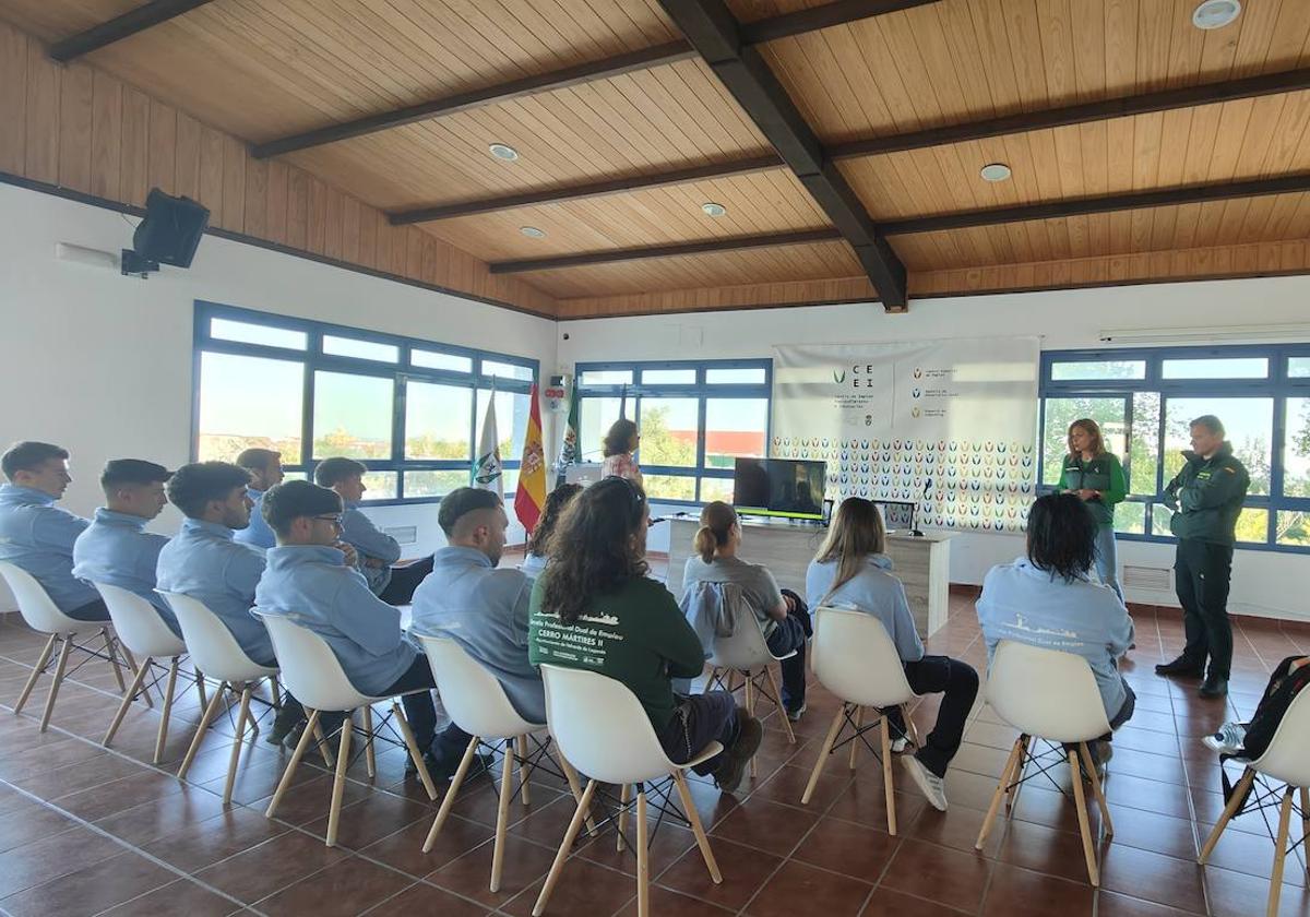 Los alumnos de la Escuela Profesional reciben consejos sobre ciberseguridad