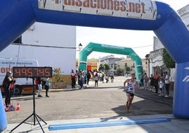 Cristian Fernández pasando por la línea de meta