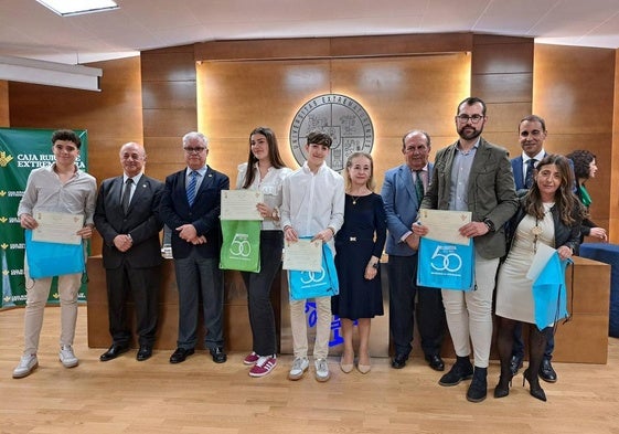Los alumnos y profesores recogen el primer premio