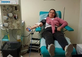 Una vecina durante la donación de plasma