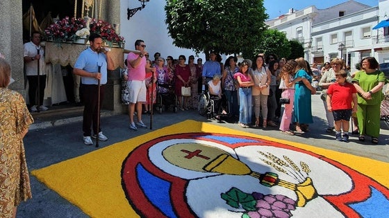 Valverde de Leganés Celebra el Día del Corpus Christi con coloridas alfombras de sal