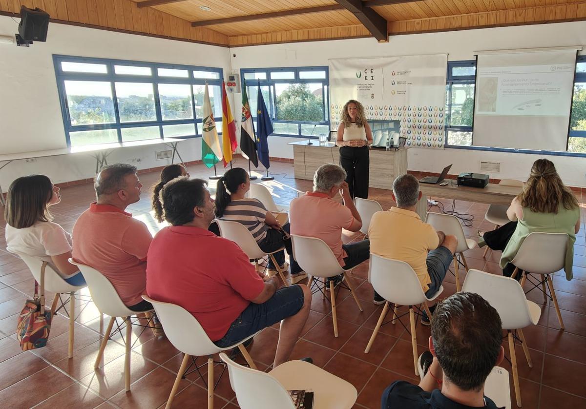 Los empresarios y autónomos locales se informan de ayudas y subvenciones