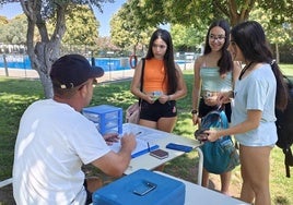 Las primeras usuarias de la piscina este viernes