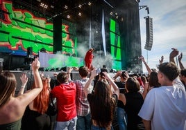 Jóvenes en un concierto en Granada