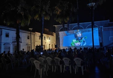 Más de un centenar de vecinos estrenan el cine de verano