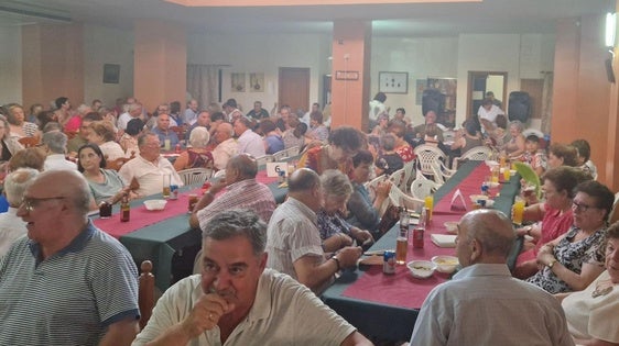 Los mayores disfrutan de su cena de convivencia