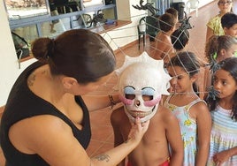Los pequeños se probaron la máscara de La Diabla