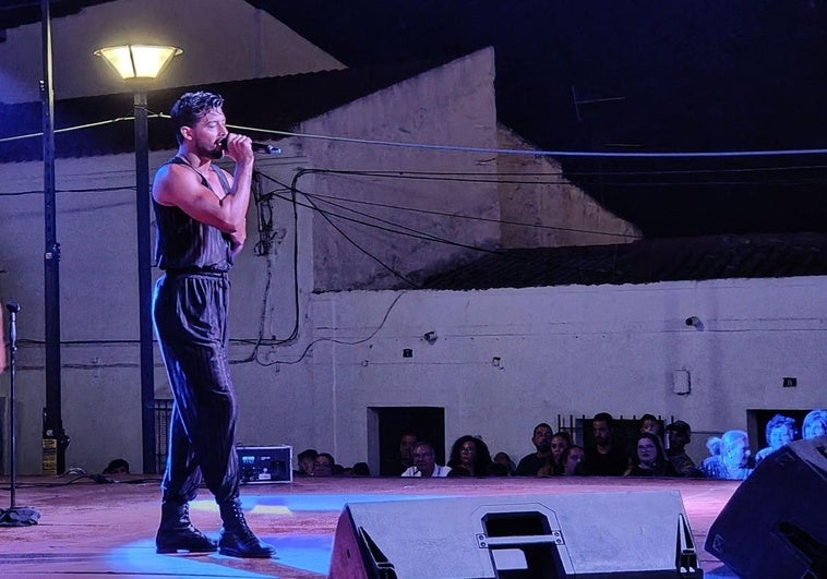 Jorge González sobre el escenario de la plaza