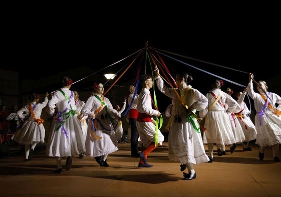 Actuación de los Coros y Danzas de Valverde de Leganés