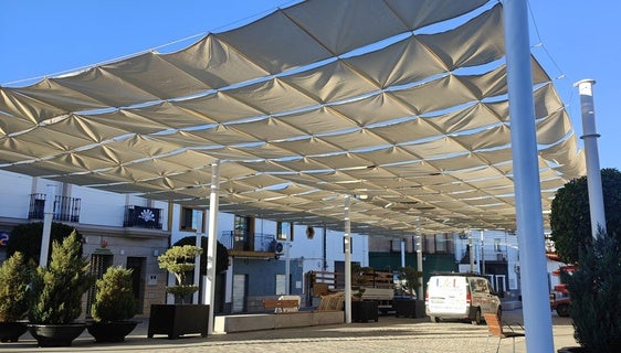 La instalación de los toldos en la plaza Antonio Asensio entran en su recta final