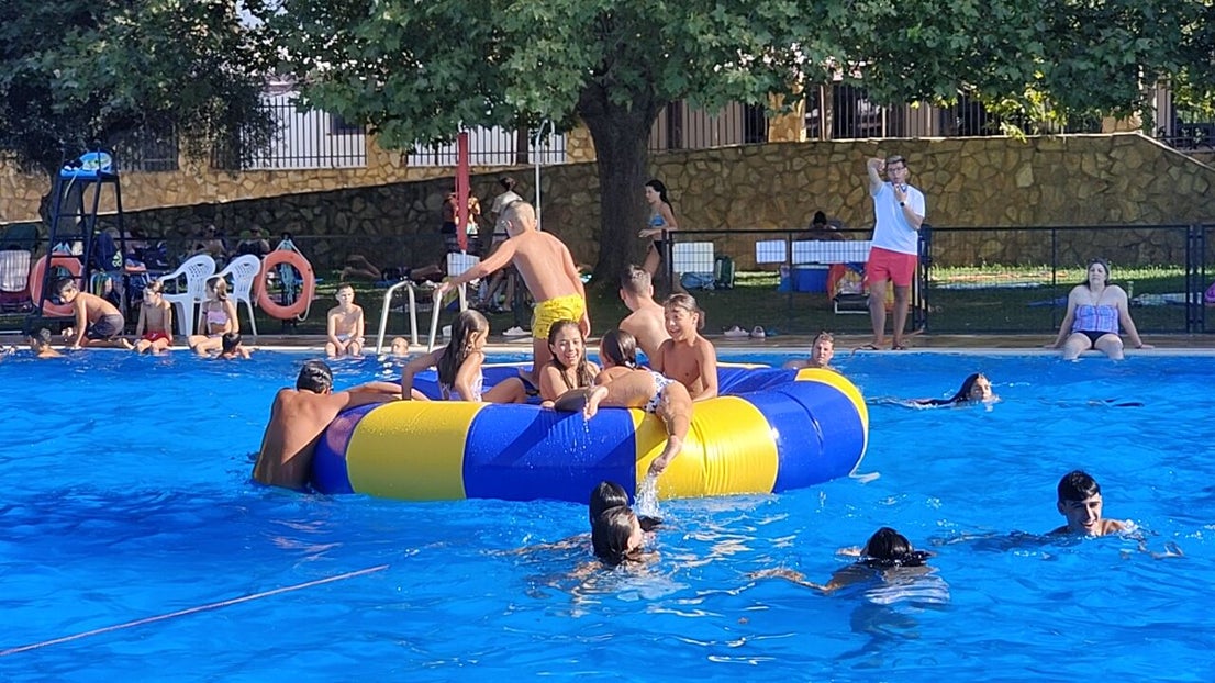 Fiesta acuática en la piscina