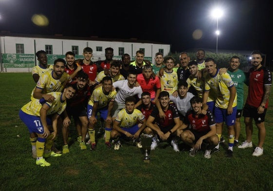 Los del Villafranca posan con el trofeo de campeón