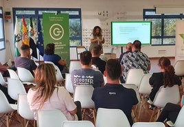 Los empresarios y autónomos locales reciben información sobre ayudas y subvenciones