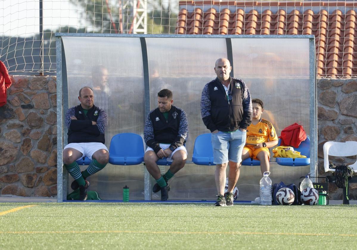 Imagen principal - 1. Banquillo local. 2. Ito saca una falta. 3. Celebración del tanto de Nico.