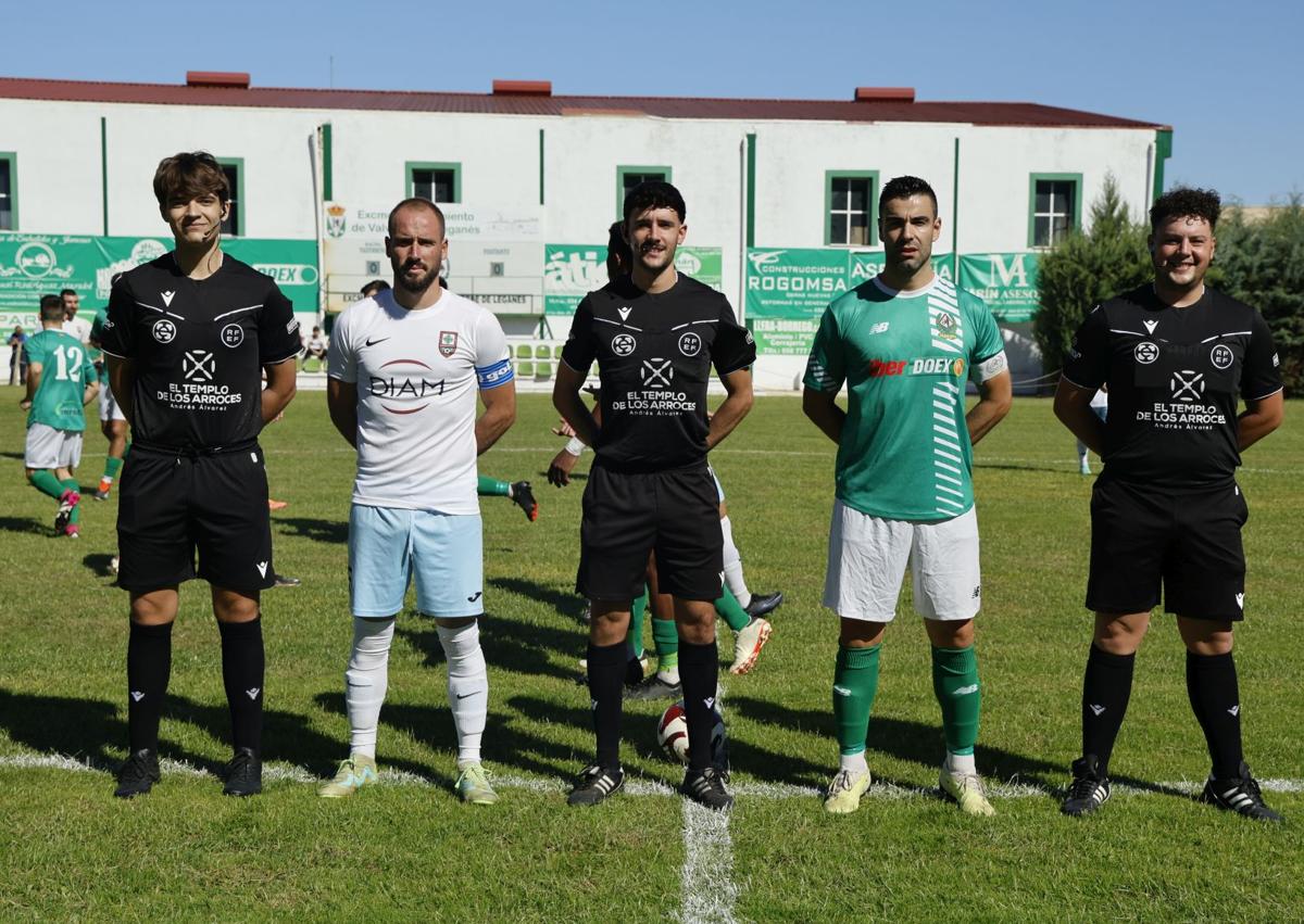 Imagen secundaria 1 - 1. Once inicial del Racing. 2. Trío arbitral y capitanes. 3. Castro intenta regatear a un rival
