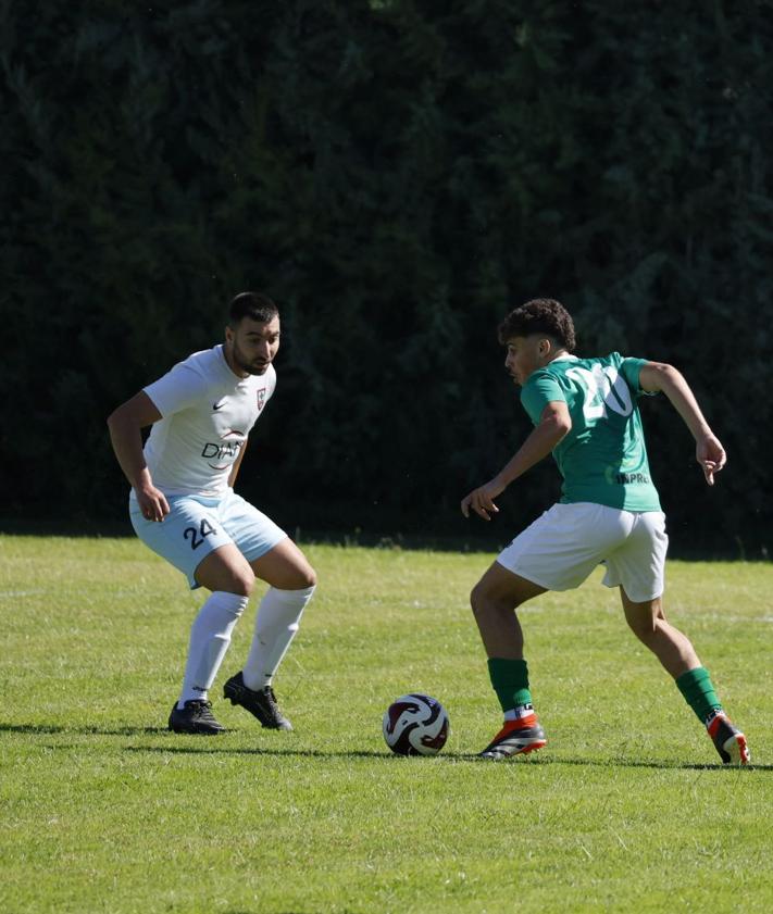 Imagen secundaria 2 - 1. Once inicial del Racing. 2. Trío arbitral y capitanes. 3. Castro intenta regatear a un rival