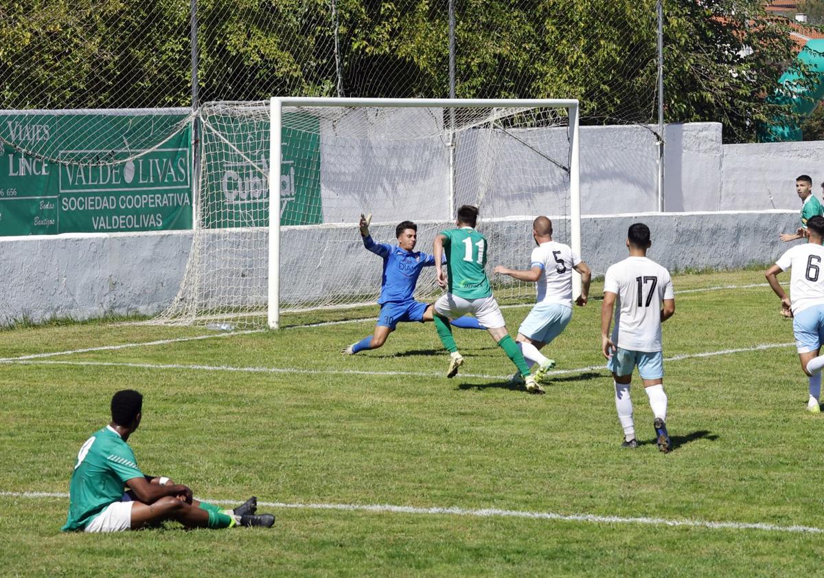 Imagen principal - 1. Gol de Alex Romero. 2. Celebración del gol de Mati de penalti. 3. Mati lanza la falta con la que empata el partido