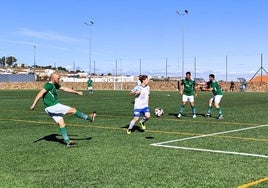 Aitor lo intenta con un fuerte disparo