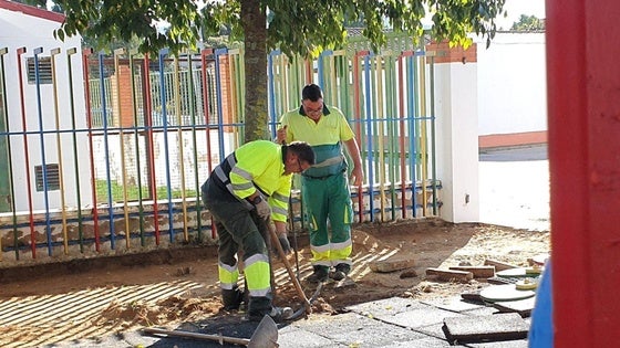 El patio del Centro de Educación Infantil está siendo rehabilitado
