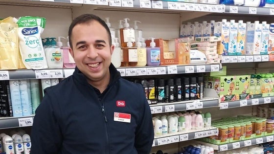 Andrei celebra su primer año como trabajador en el supermercado Dia