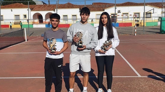 Ángel Rodríguez, campeón del I Torneo de Tenis Juvenil en Valverde