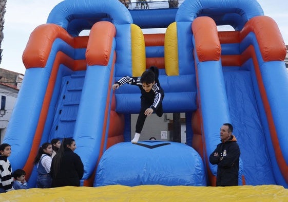 Disfrutando en la catapulta hinchable