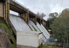 El pantano de Piedra Aguda vertiendo agua por sus cuatro aliviaderos