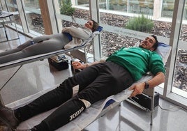 Dos vecinos durante las donaciones