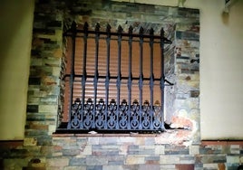 Ventana en la que fue sorprendido un individuo cuando pretendía acceder al interior del establecimiento