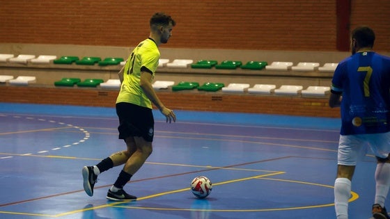 Goleada del equipo de fútbol sala local ante el colista