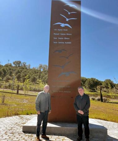 Visitando el monolito junto al valverdeño Anselmo