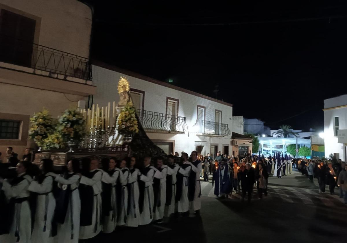 Imagen principal - Imágenes de la procesión
