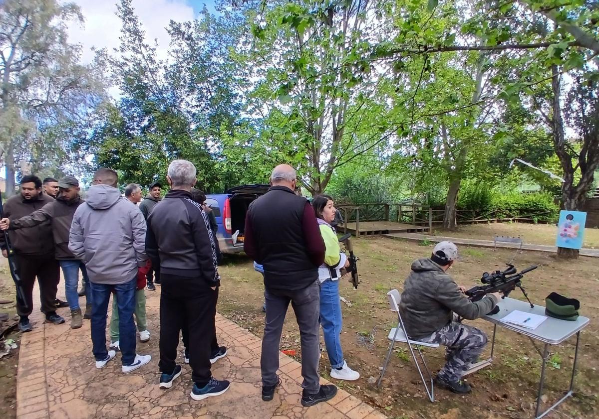 Imagen principal - En la muestra de tiro con carabina