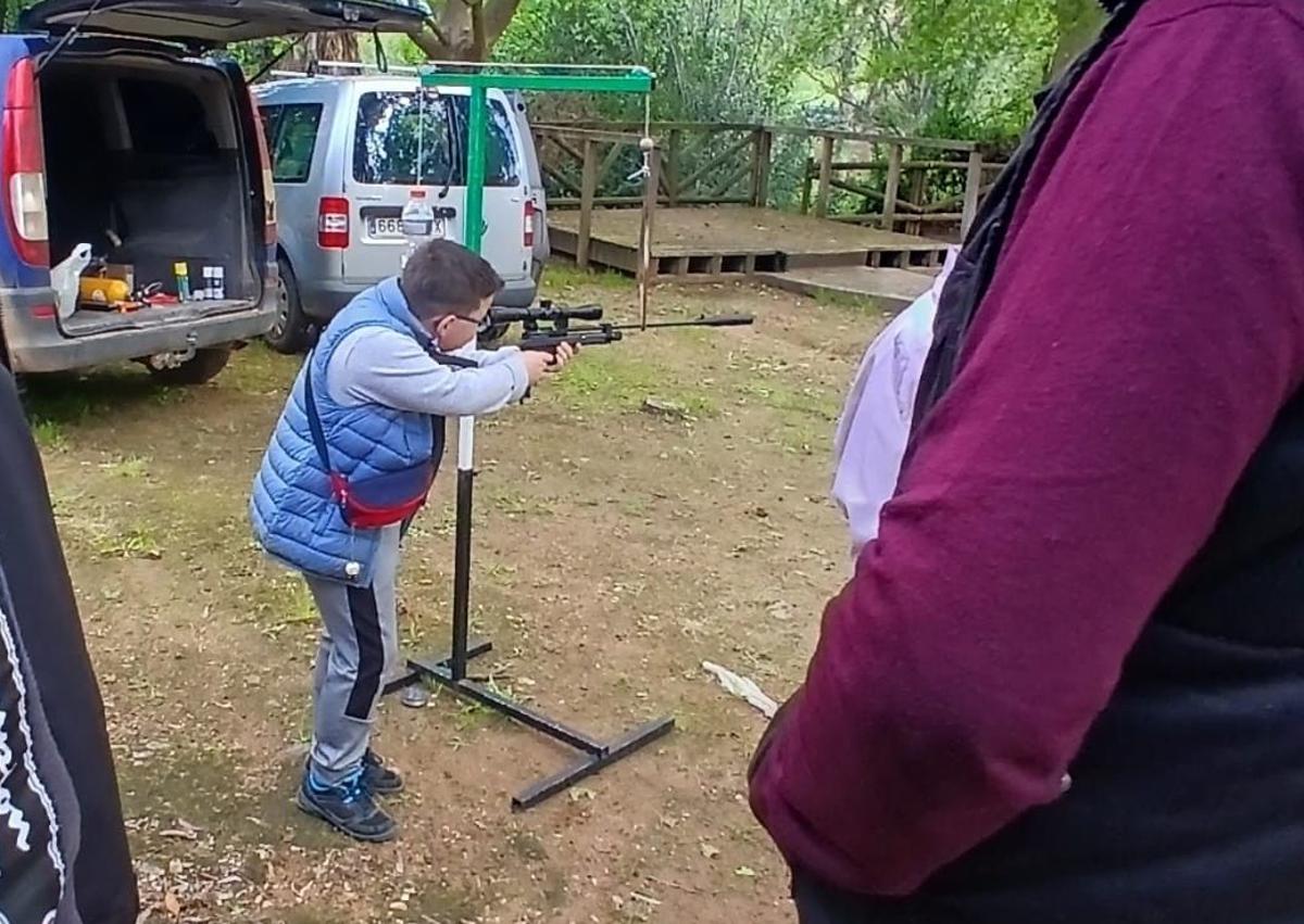Imagen secundaria 1 - En la muestra de tiro con carabina