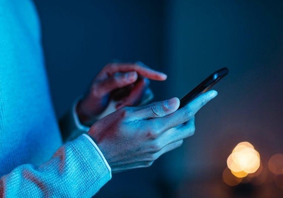 Vista lateral del hombre con smartphone