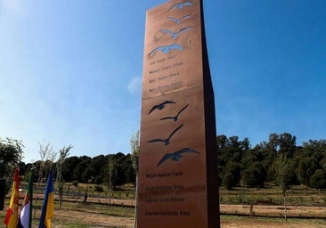 Monolito instalado en memoria de los ocho valverdeños