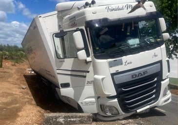 Un tráiler sufre una salida de vía en la carretera circunvalación