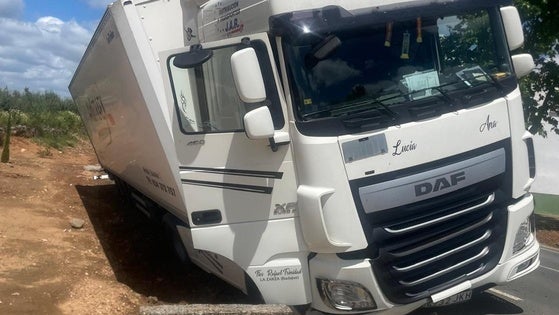 Un tráiler sufre una salida de vía en la carretera circunvalación