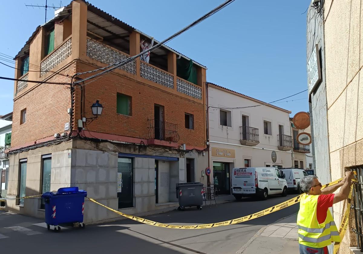 Iniciados los trabajos para demoler el edificio de la esquina entre las calles Bonal y Riscos