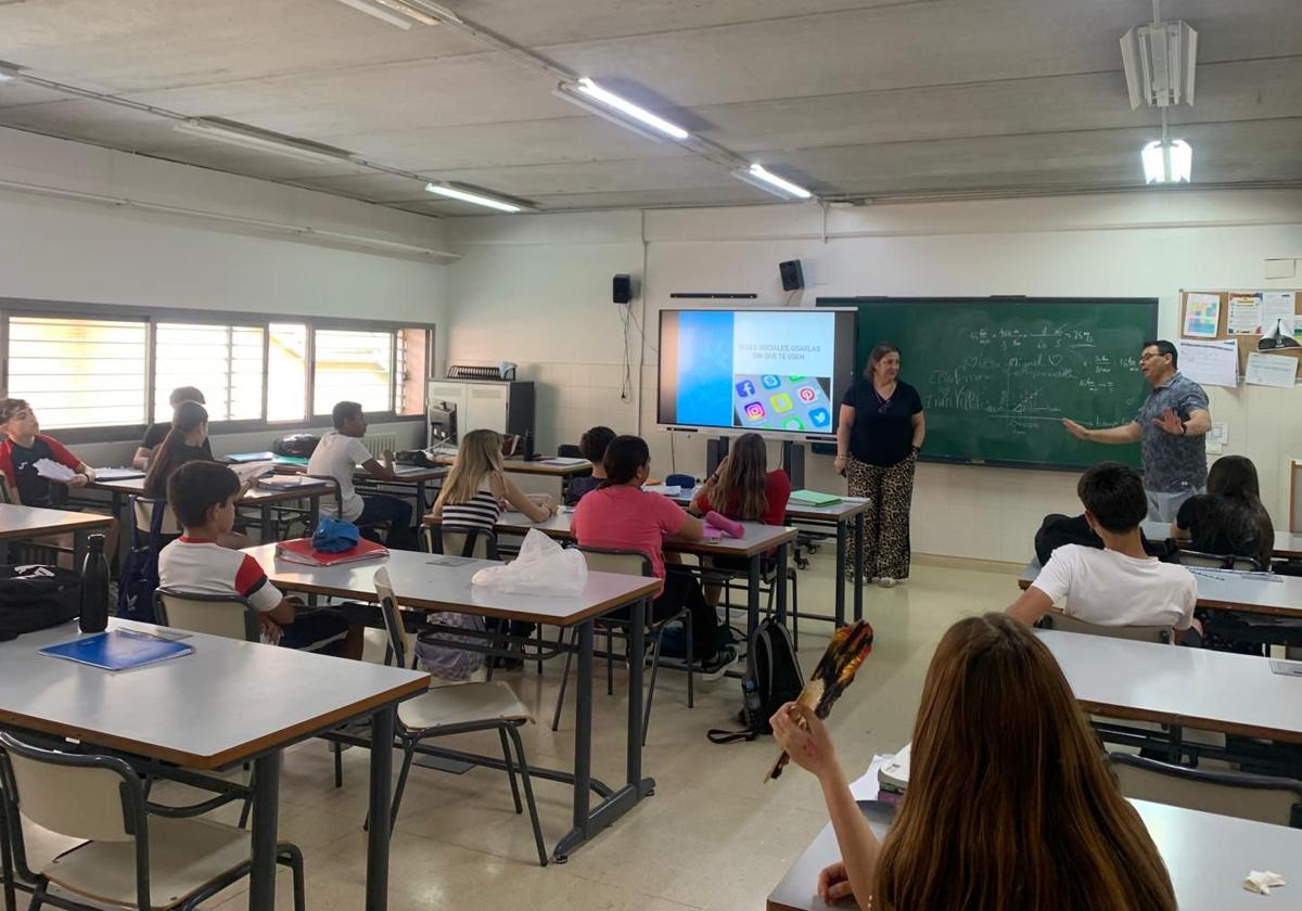El alumnado del instituto recibe consejos para usar las redes sociales