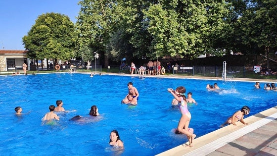 La piscina abre sus puertas con una gran acogida