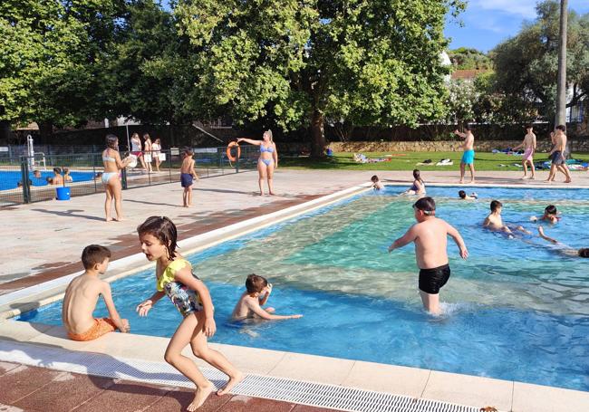 En la piscina para pequeños