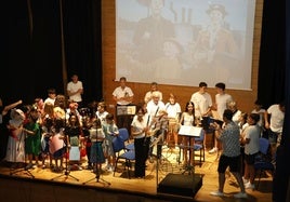 Actuación final entre la Banda Juvenil y el coro