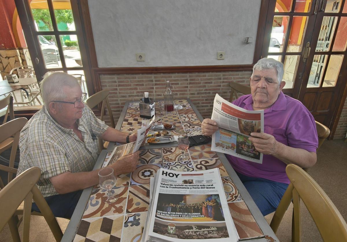 Dos vecinos informádose sobre los acontecimientos con HOY Valverde
