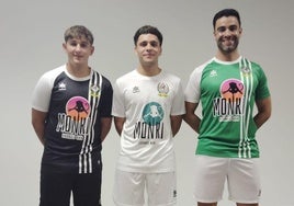 Alfonso, Pegote y Botello, con las nuevas camisetas