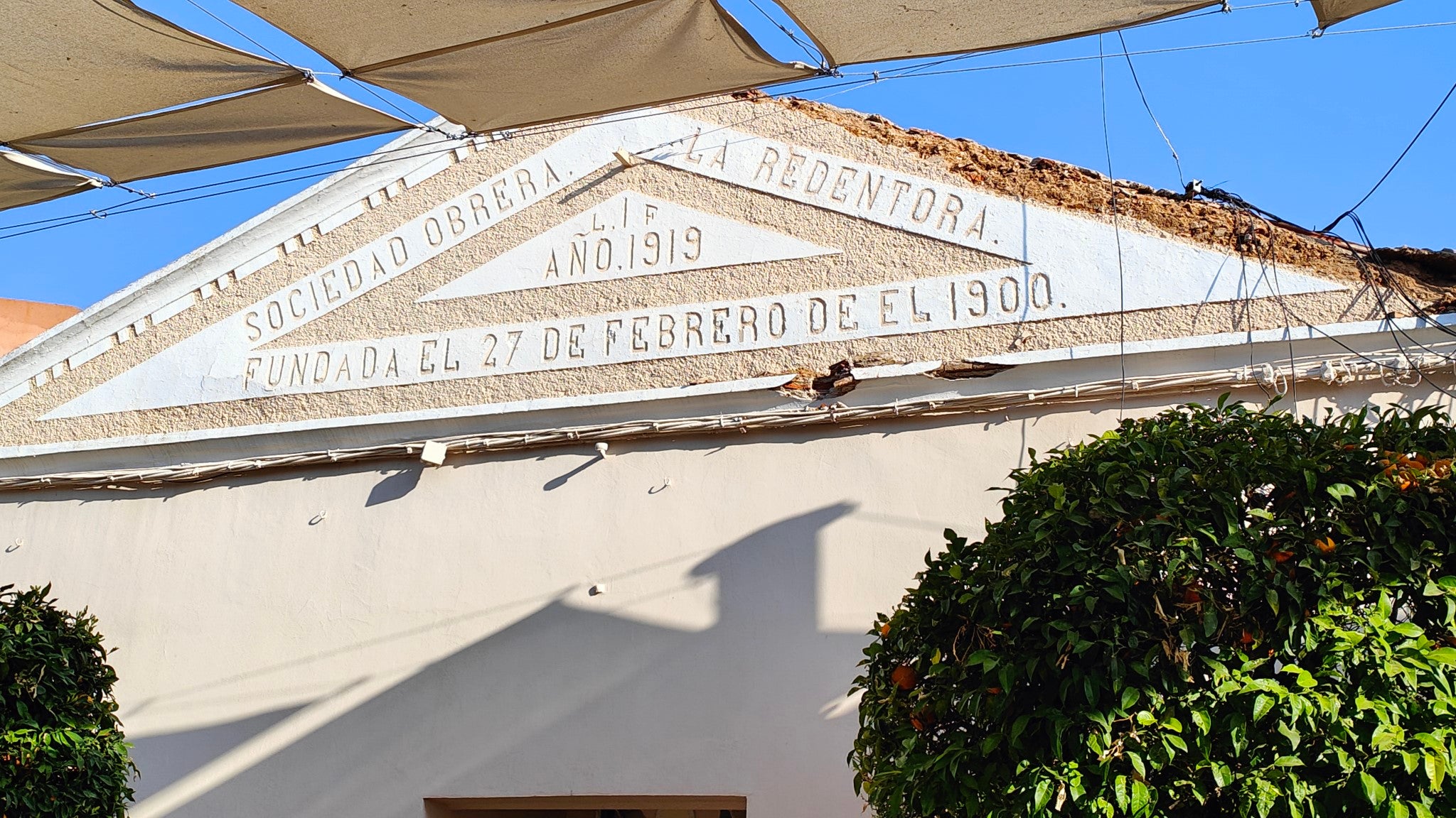 Derrumbe del tejado del salón de la Casa del Pueblo